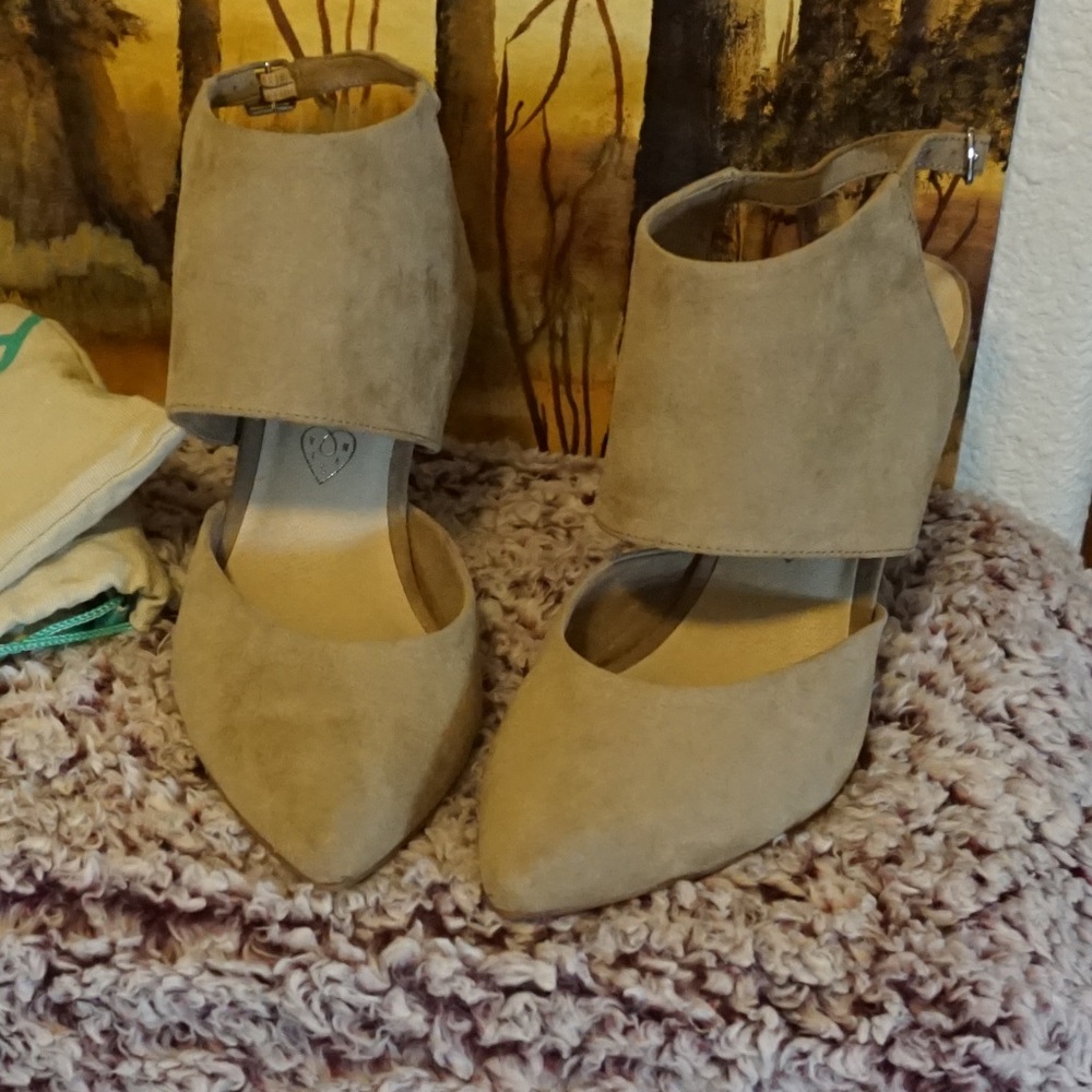 Hidden cut_out heels